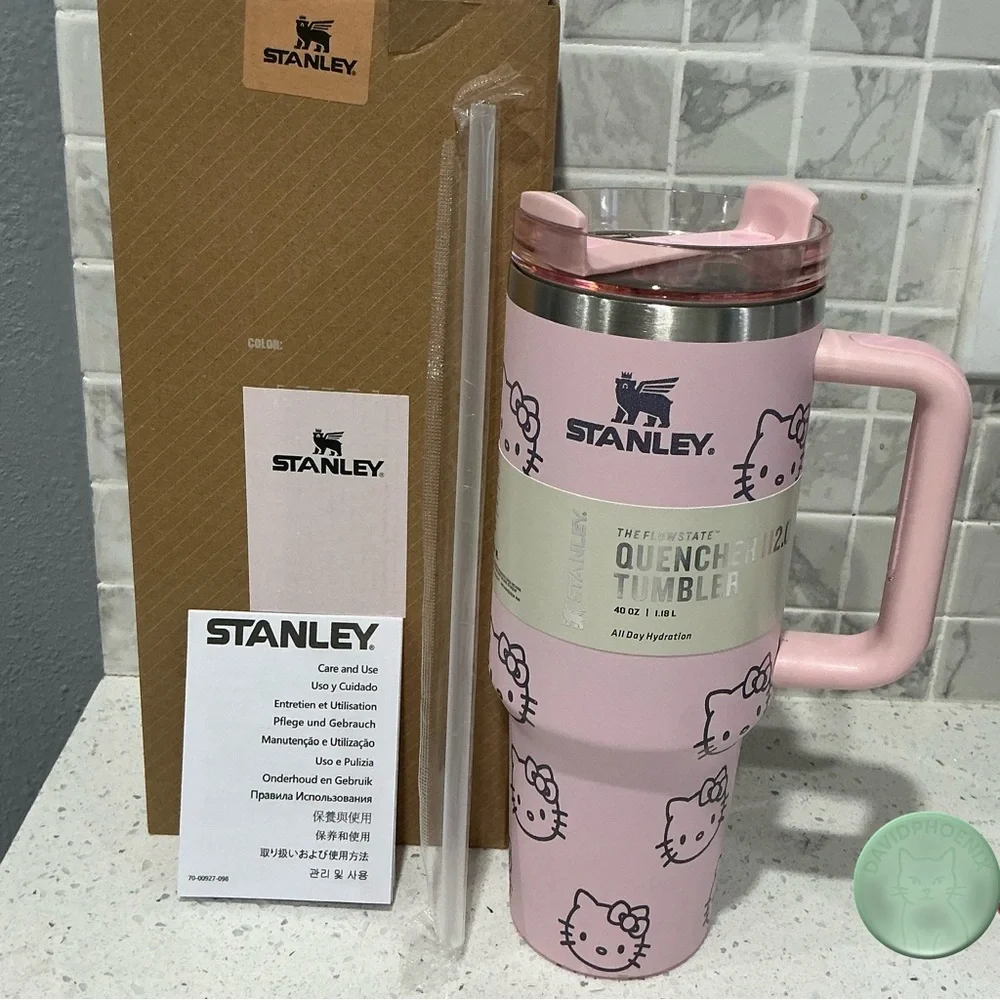 Stanley Quencher H2.0 FlowState Tumbler Edición Esp. Hello Kitty – 40 oz / 1.18L - Picture 2 of 9